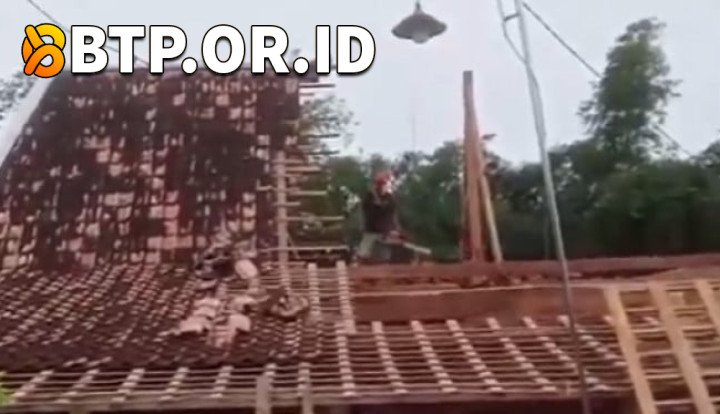 Pria di Grobogan Belah Rumah Jadi Dua, Diduga Dipicu Perselingkuhan?