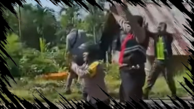 Polisi Berlutut Memohon pada Warga untuk Menghindari Bentrok di NTT