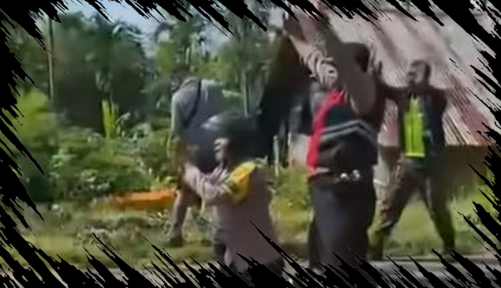 Polisi Berlutut Memohon pada Warga untuk Menghindari Bentrok di NTT