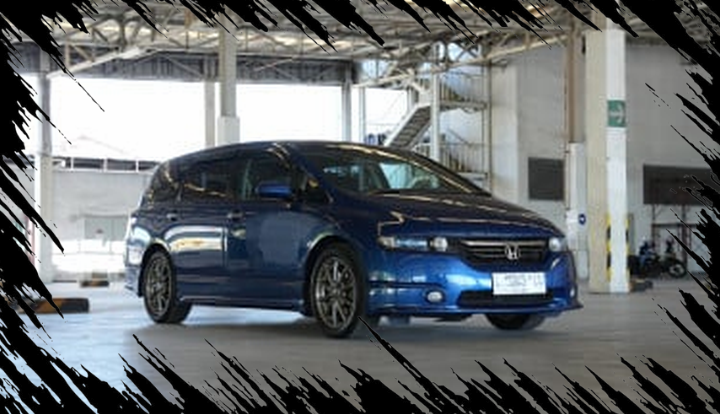 Honda Odyssey Biru Dimodifikasi Menjadi Juara Kompetisi Audio Berkualitas Tinggi