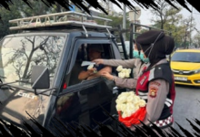 Polwan Polda Sumsel Bagikan 1.000 Masker dan Bunga untuk Mitigasi Dampak Karhutla