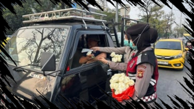 Polwan Polda Sumsel Bagikan 1.000 Masker dan Bunga untuk Mitigasi Dampak Karhutla Polwan Polda Sumsel Bagikan 1.000 Masker dan Bunga untuk Mitigasi Dampak Karhutla