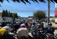 Bahlil Jelaskan Penyebab Antrean Panjang Pembelian BBM di SPBU Makassar
