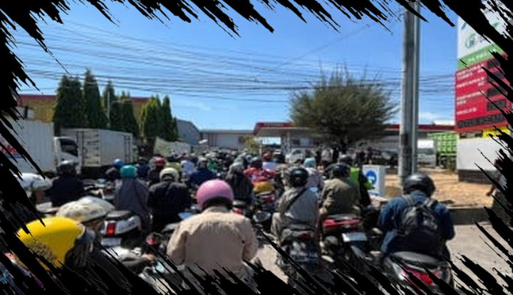 Bahlil Jelaskan Penyebab Antrean Panjang Pembelian BBM di SPBU Makassar