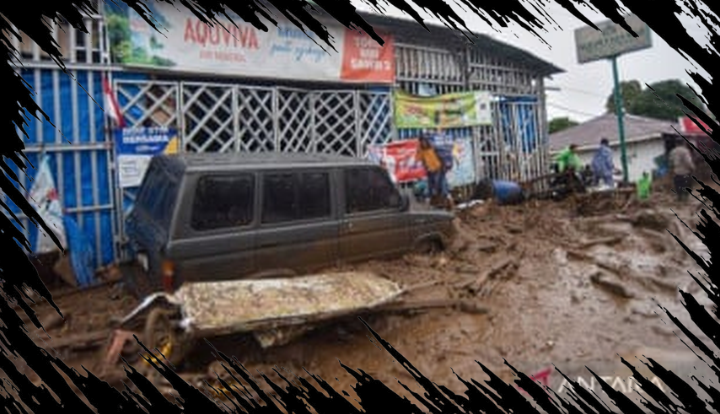 300 Anggota Brimob Evakuasi Warga Terdampak Banjir Bandang di Solok